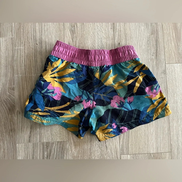 Patagonia Girls' Costa Rica Baggies Shorts Floral - Size Small - Picture 8 of 8